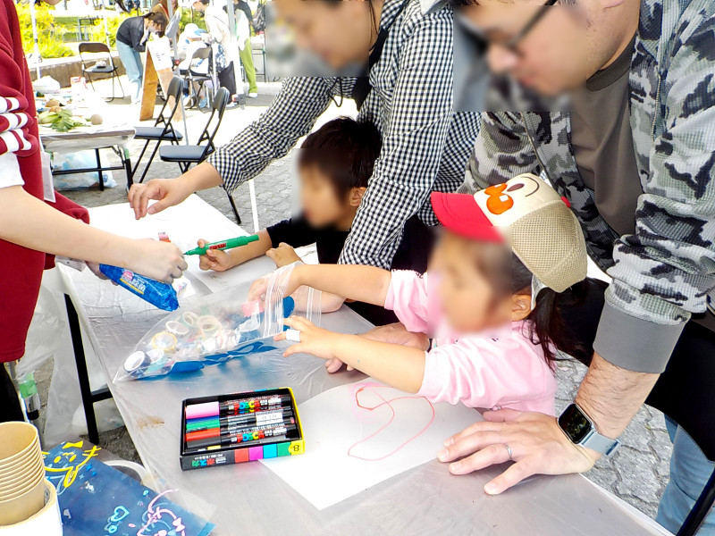 体験コーナーを楽しむ子ども