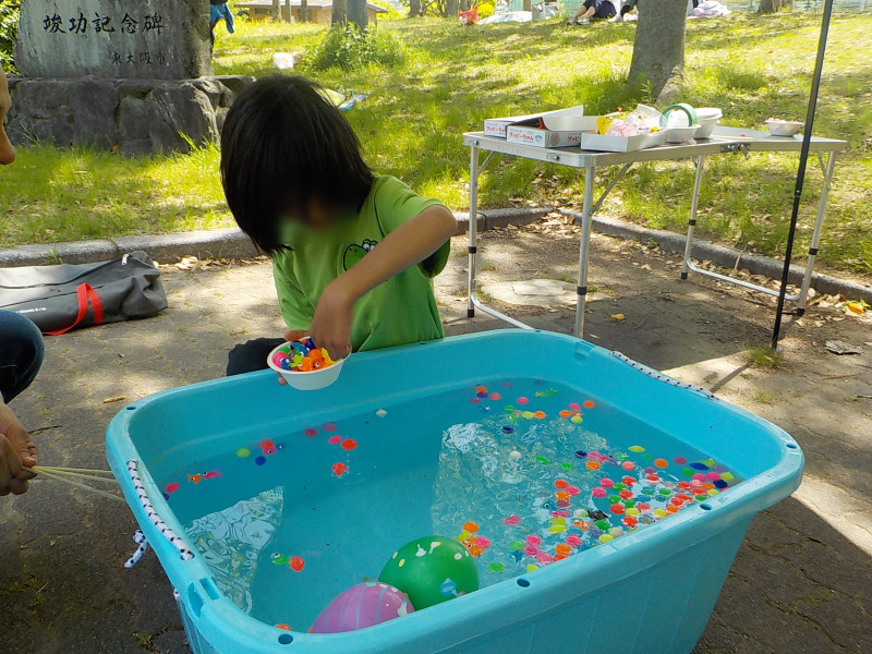 体験コーナーを楽しむ子ども