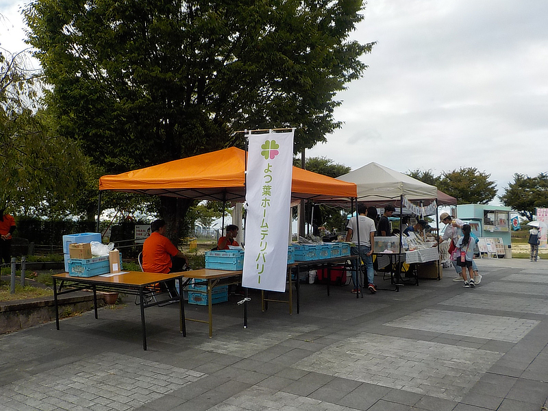 9/13(土)、東石切公園でのSAKURAZAKAマルシェテントの様子