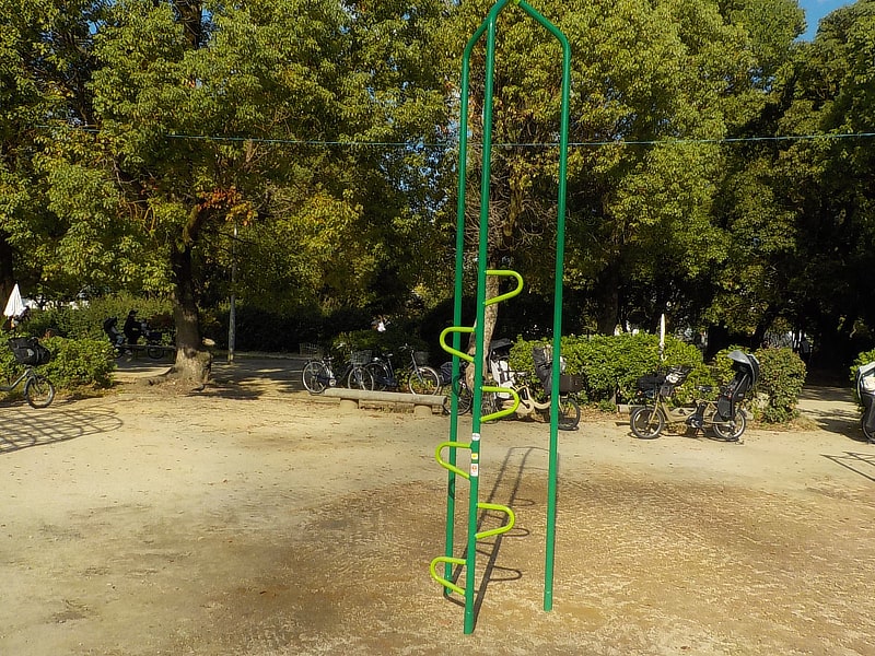 「こども広場」遊具:登り棒