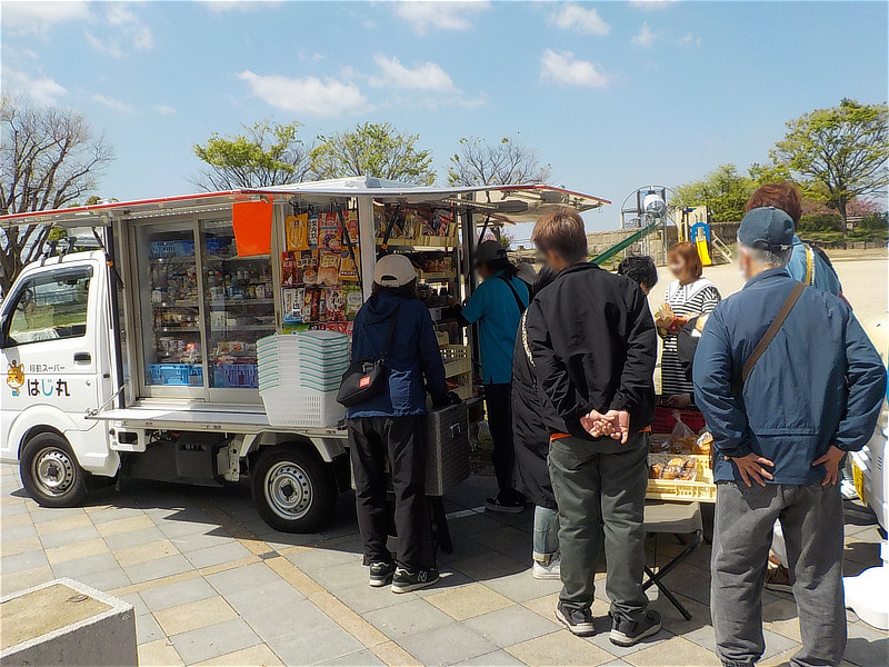 快晴の空の下、本日「SAKURAZAKAマルシェ」を開催!🌸:マルシェの様子