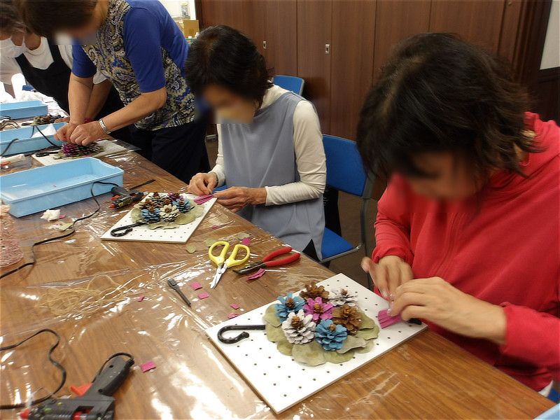 クラフト制作に励む参加者のみなさん
