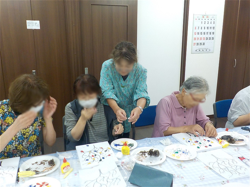 参加者の手元をのぞき込み、丁寧に制作のアドバイスを行う講師