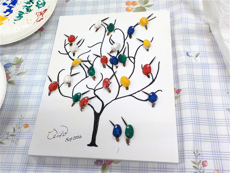 完成した鳥のファブリックパネル作品（白地に大きな木とカラフルな鳥たち）
